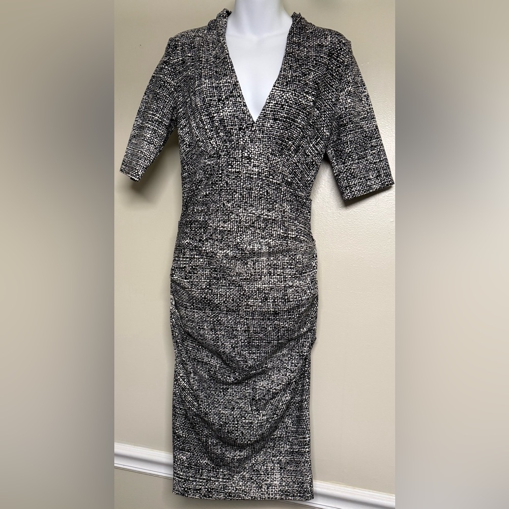 Textured Black and White V-Neck Midi Dress‎